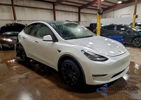 2022 Tesla Model Y z USA, uszkodzony, nr VIN 7SAYGDEE4NF330360